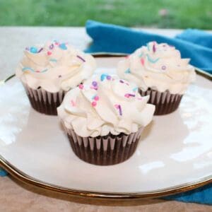 vanilla frosting on cupcakes